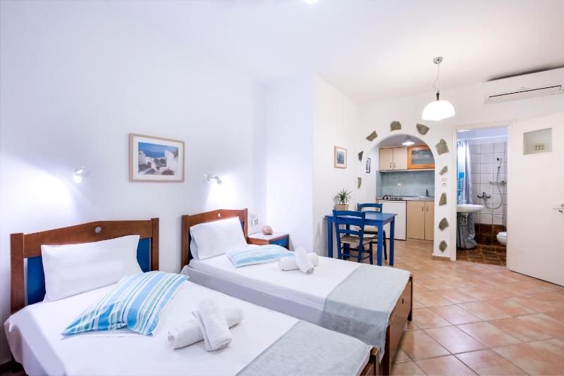 Standard Twin Room with Sea View image 1