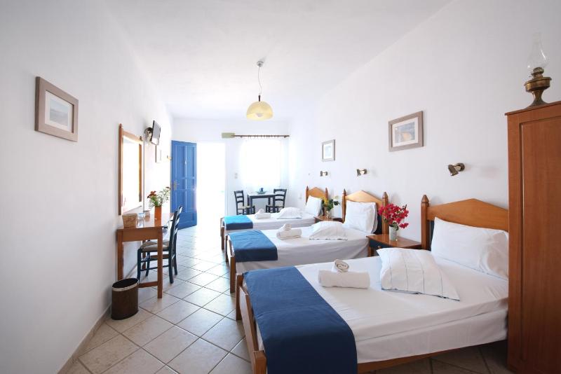 Standard Triple Room with Sea View image 3