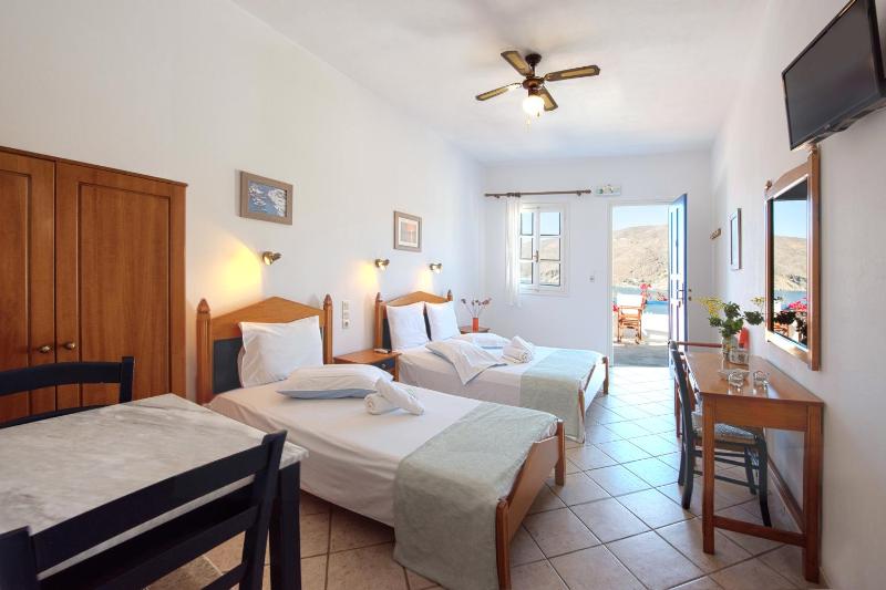 Deluxe Double or Twin Room with Sea View image 3