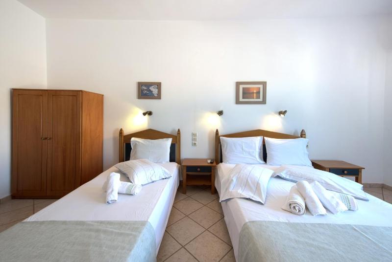 Deluxe Double or Twin Room with Sea View image 4