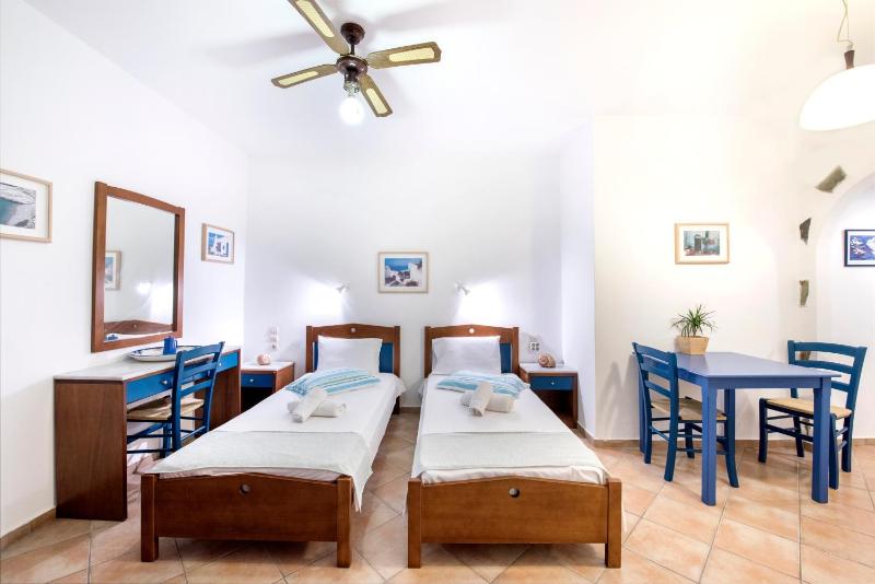Standard Twin Room with Sea View image 3