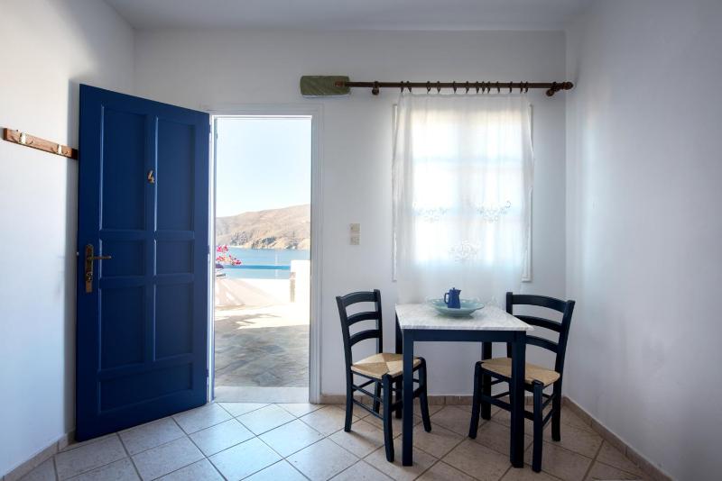 Standard Triple Room with Sea View image 4