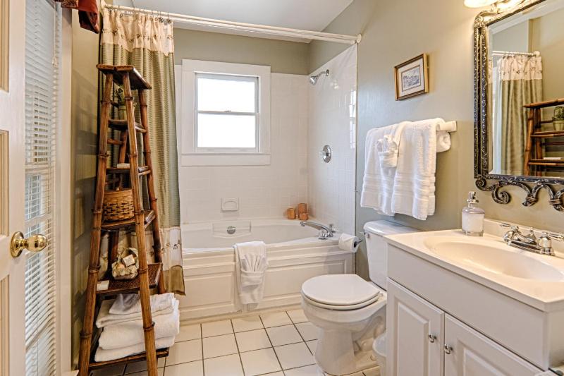 Deluxe Queen Room image 2