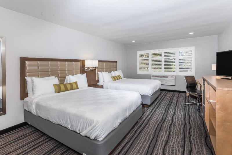 Deluxe Queen Room with Two Queen Beds - Non-Smoking image 3