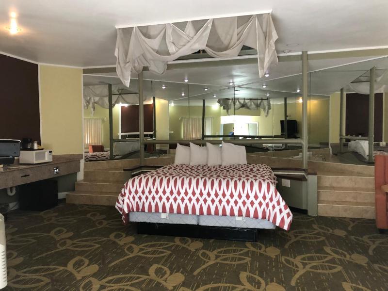 King Honeymoon Suite - Non-Smoking image 4
