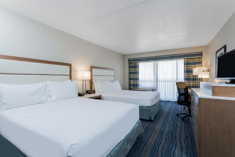  Oceanfront Room with Two Queen Beds  image 4