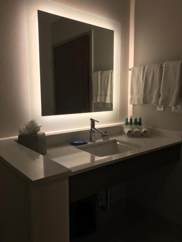Standard Queen Room with Two Queen Beds and Mobility Accessible Tub image 4