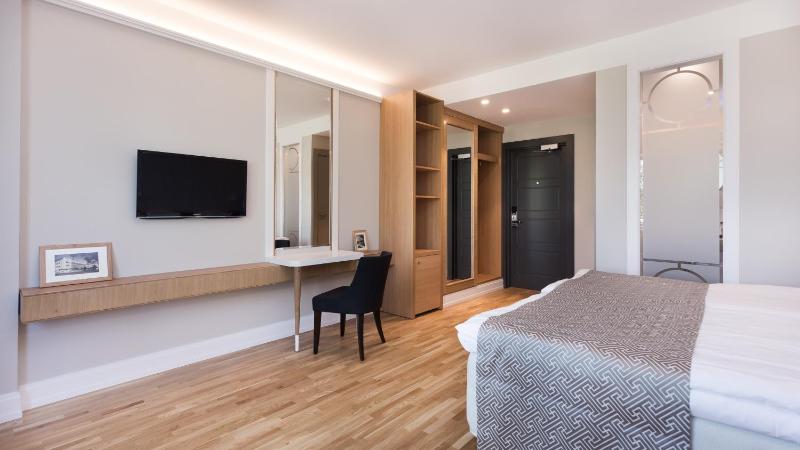 Family Room image 3
