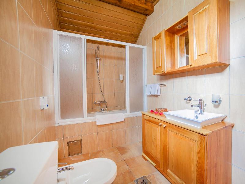 One-Bedroom Cottage image 4