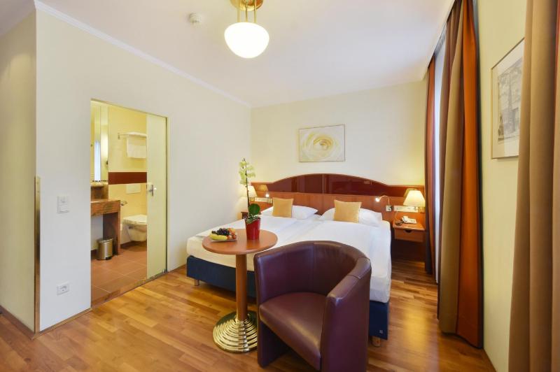 Double Room PREMIUM courtyard view image 1