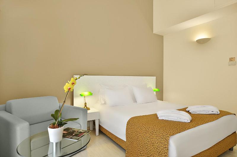 Deluxe Double Room image 2