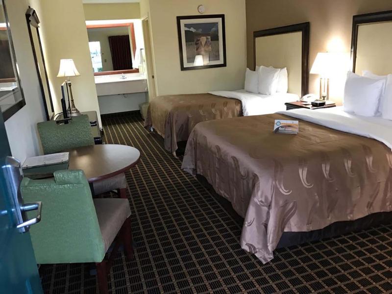 Queen Room with Two Queen Beds - Smoking image 3