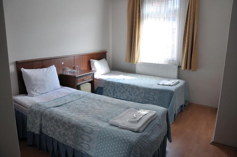 Standard Triple Room image 4
