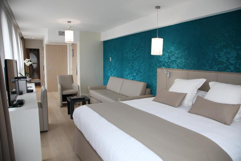 Junior King Suite with Sofa Bed image 3