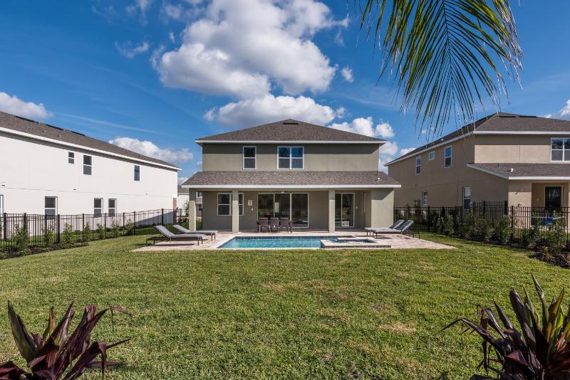 Seven-Bedroom Villa image 3
