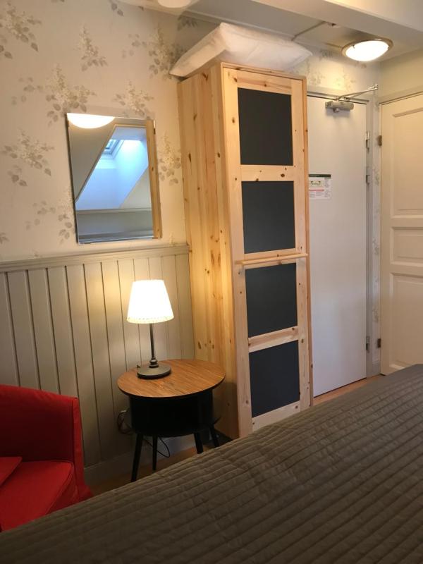 Single Room with Private Bathroom image 3