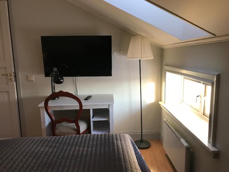 Single Room with Private Bathroom image 4