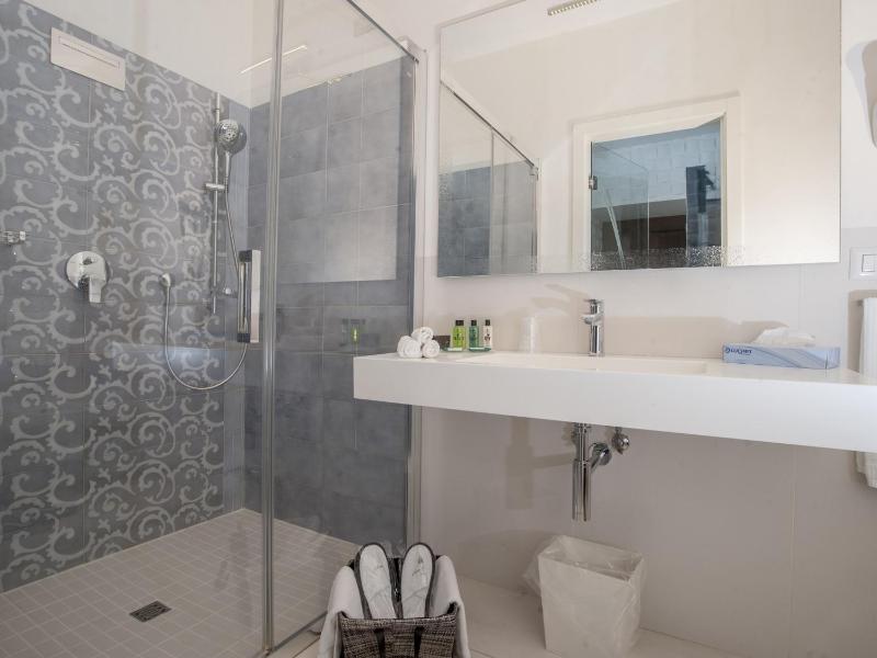 Deluxe Double Room image 1