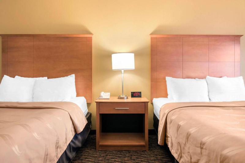 Queen Room with Two Queen Beds - Non-Smoking image 1