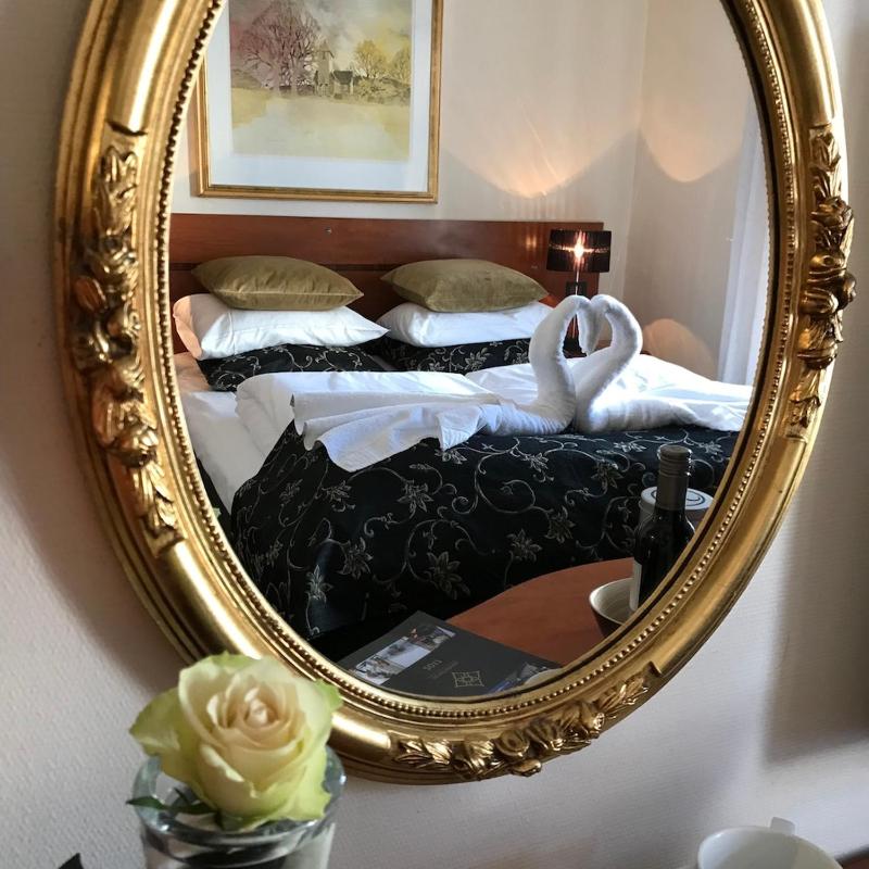 Double Room image 4