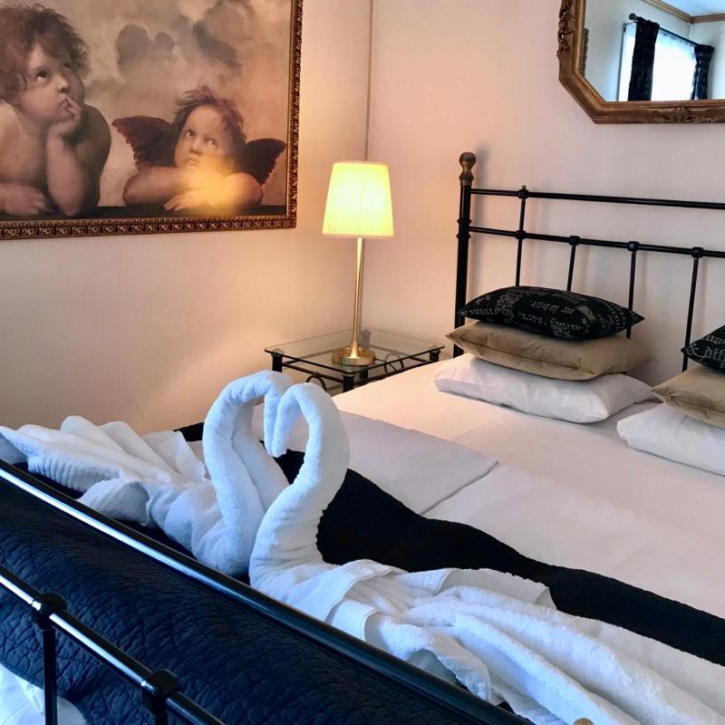 Double Room image 3