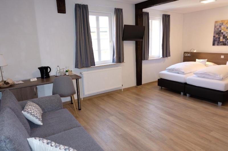 Deluxe Double Room with Shower image 4