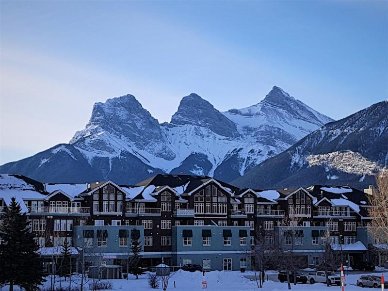 Sunset Resorts Canmore and Spa - image 1