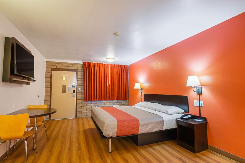 Deluxe King Room - Non-Smoking image 4