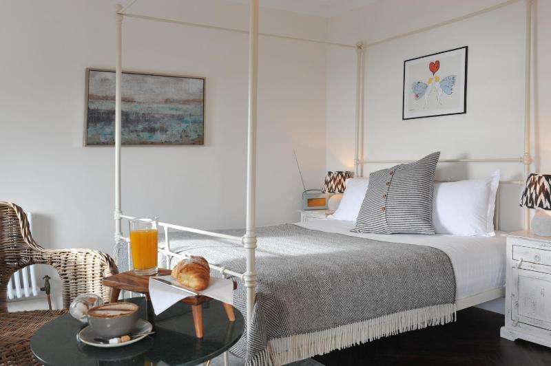 Deluxe Double Room with Sea View image 2