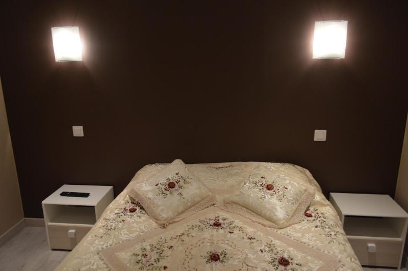 Two Adjacent Double/Twin Room with common bathroom - Stair access only image 1