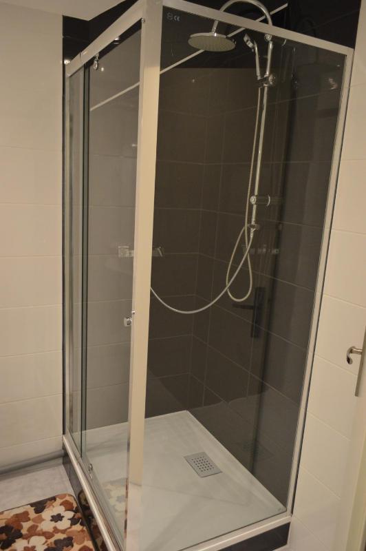 Two Adjacent Double/Twin Room with common bathroom - Stair access only image 4