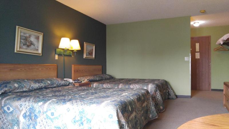 Deluxe Double Queen Room with Harbor View image 1