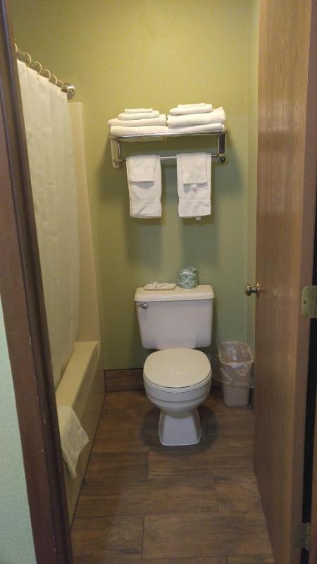 Deluxe Double Queen Room with Harbor View image 3