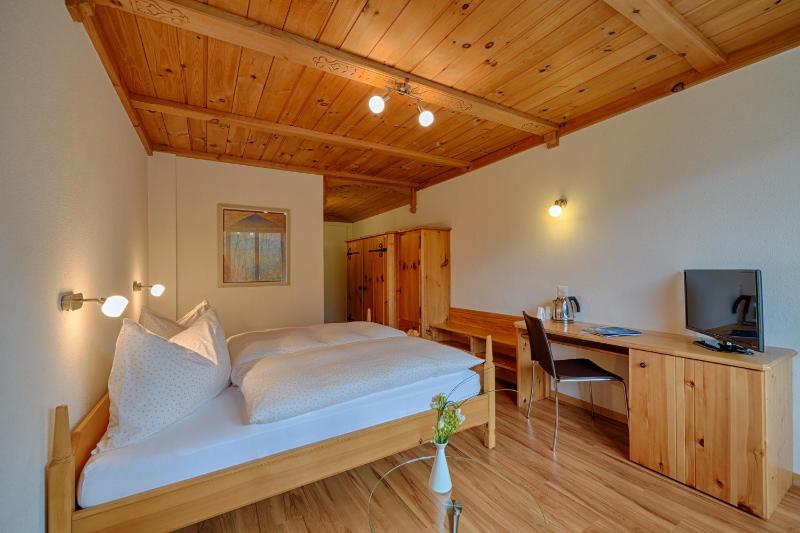 Superior Twin Room with Balcony image 4