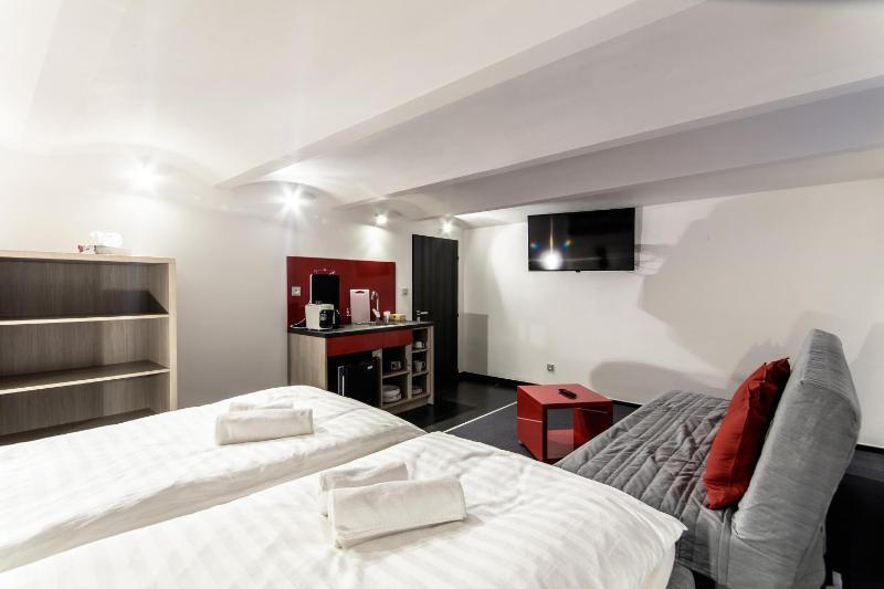 King Studio with Sofa Bed image 2