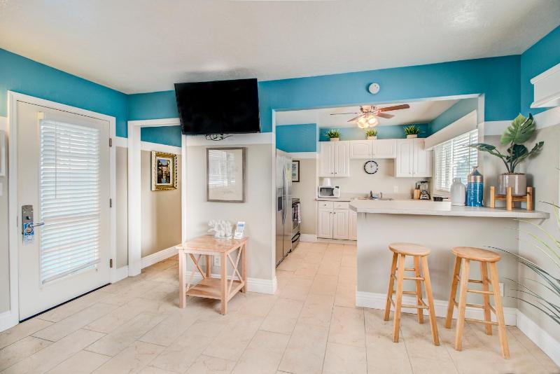 Two-Bedroom Queen Suite W/ Kitchen image 3