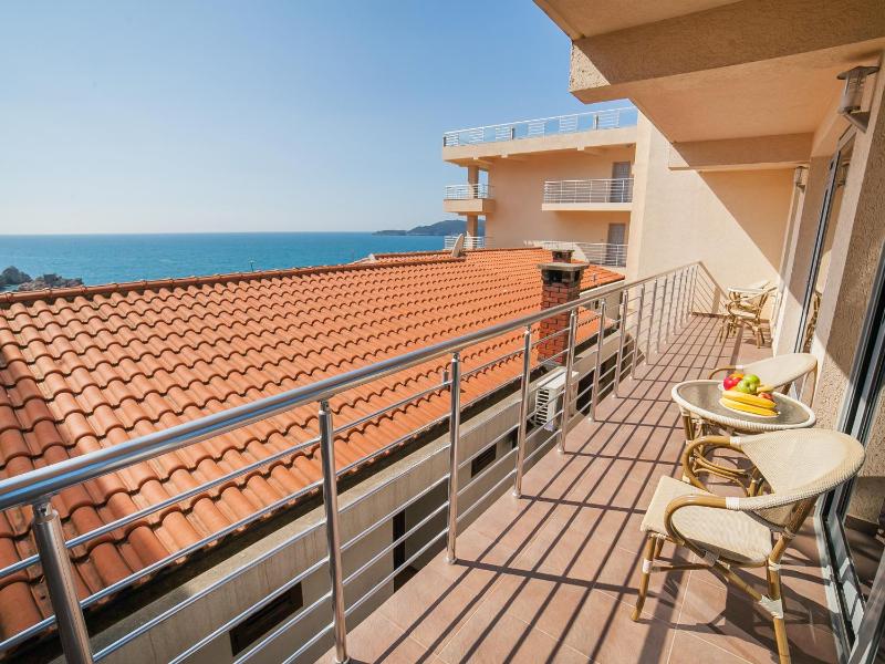 One-Bedroom Apartment with Shared Balcony and Sea View image 3