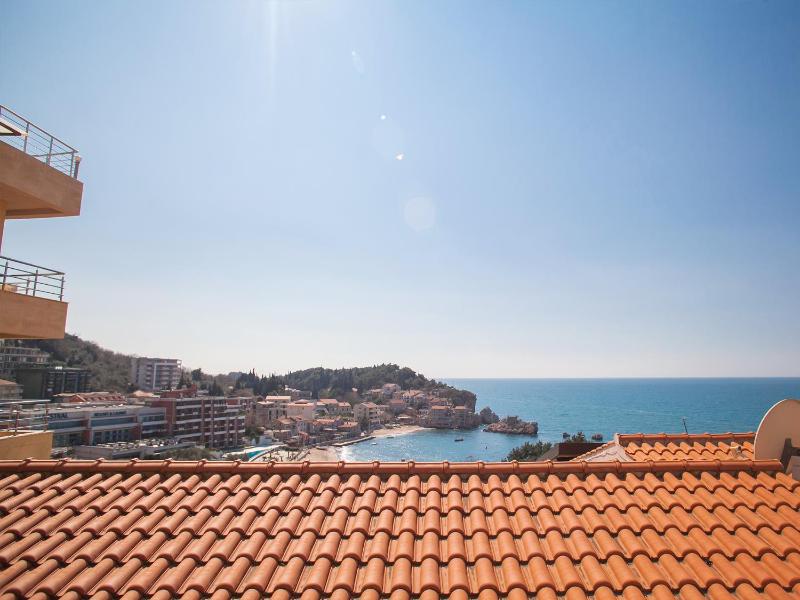 One-Bedroom Apartment with Shared Balcony and Sea View image 2