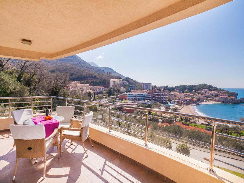 One-Bedroom Apartment with Sea View image 2