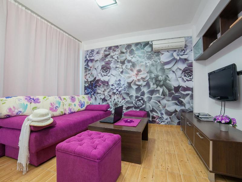 One-Bedroom Apartment with Sea View image 3