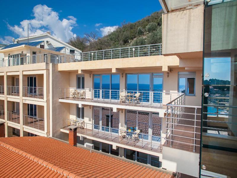 One-Bedroom Apartment with Shared Balcony and Sea View image 4
