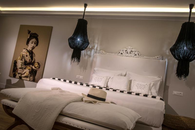 Luxury Suite with Bath image 2