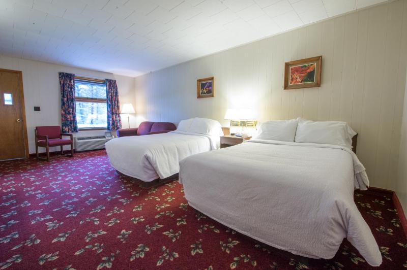 Double Room with Two Double Beds - Pool Side image 4