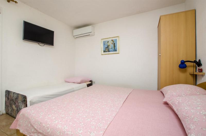 One-Bedroom Apartment image 2
