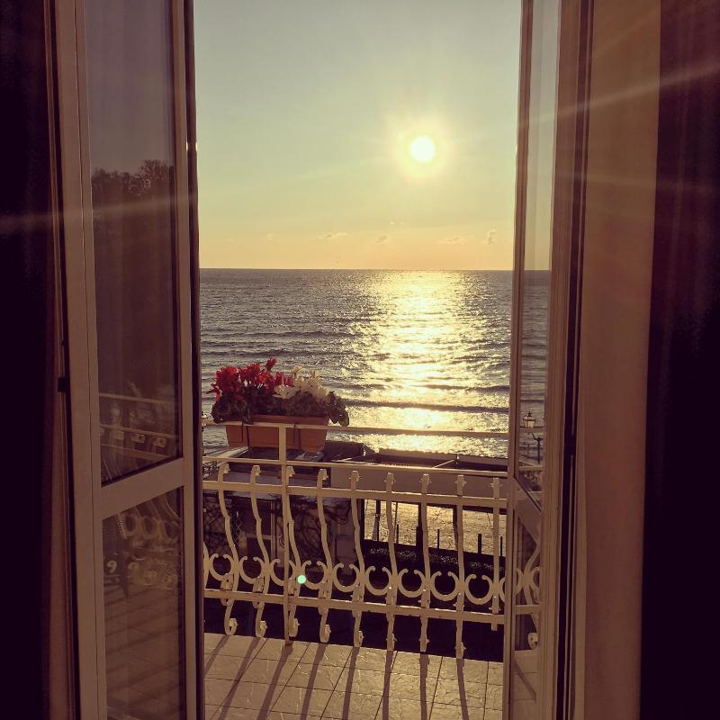 Double Room with Sea View and Balcony image 3