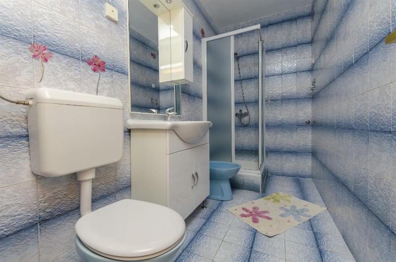 One-Bedroom Apartment with Garden View image 2