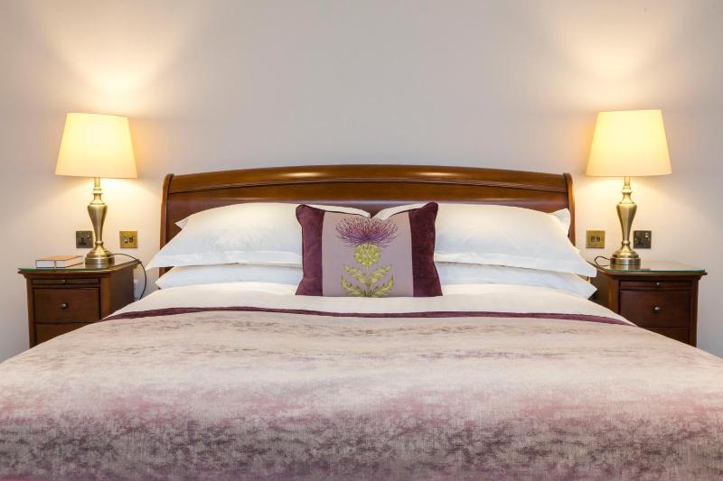 Feature Suite image 4