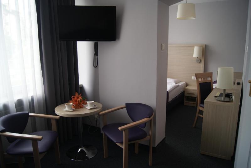 Standard Triple Room image 2