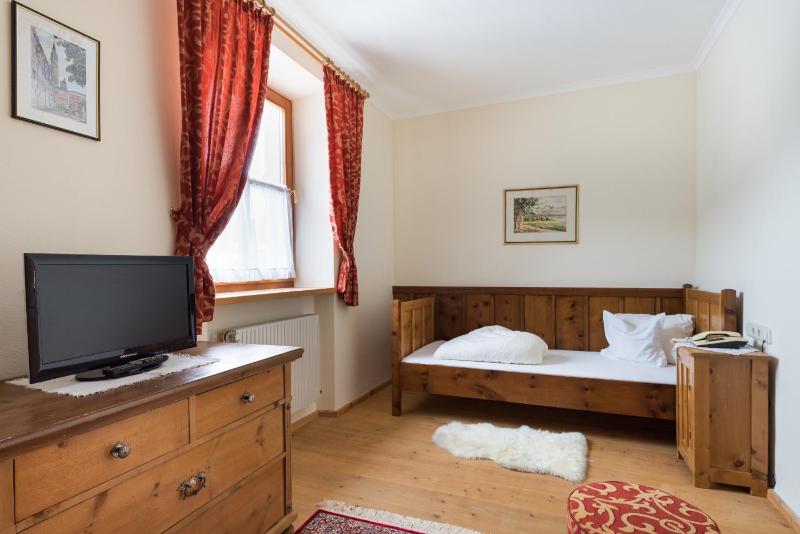 Classic Single Room image 4