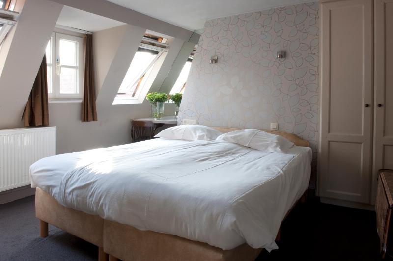 Budget Room with bath image 3